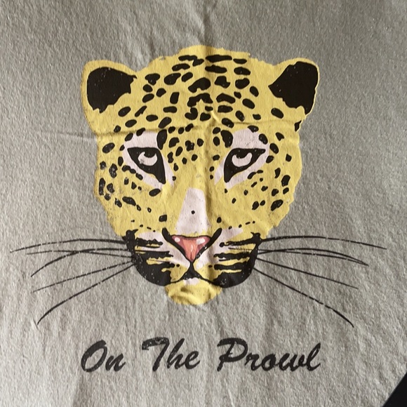 WILD FOX  graphic Tee 💚 - Picture 2 of 3